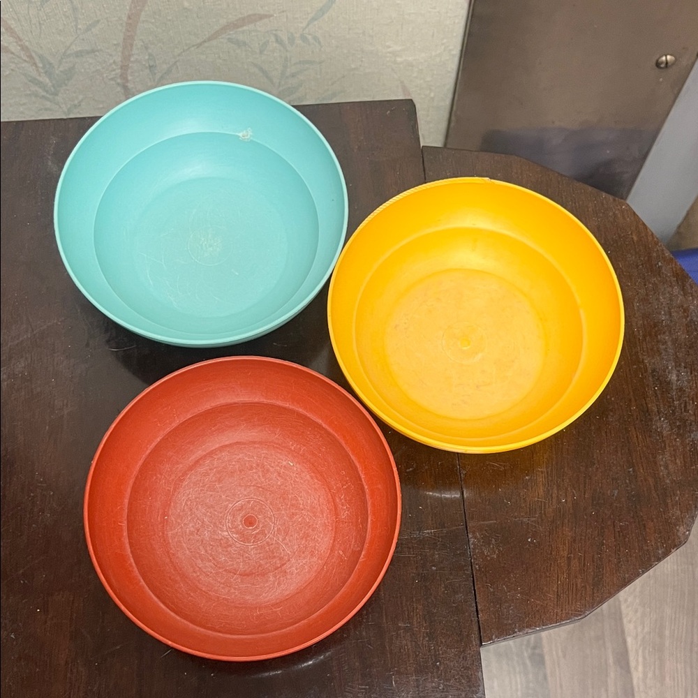 Vintage Tupperware nesting cereal bowls
